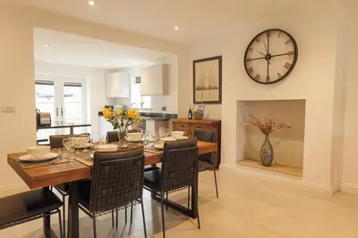 Image de Contemporary & elegant, 3-bedroom house a short walk from Harrogate's center.