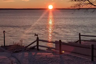 Image de Charming 2-bedroom cabin sits on 2. 5 acres on Hubbard Lake.