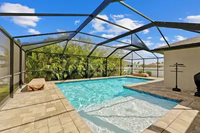 Image de 25% Fall Discount! Pool! Tropical Decor!