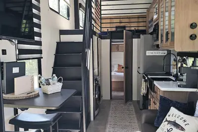 Image de Cozy glamper/tiny house with scenic pond in Brownstown Indiana