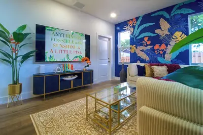 Image de Lilly Pulitzer Inspired 5 mins Beach Pet Friendly Ev Charger Smart Tropical Home