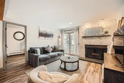 Image de Gorgeously updated Condo, On bus route, Summer Pool