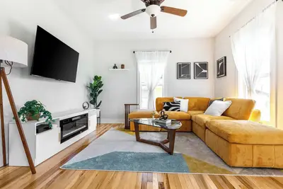 Image de 3 mins to Dt: Raleigh Hideaway + Bbq, Fully Fenced Backyard