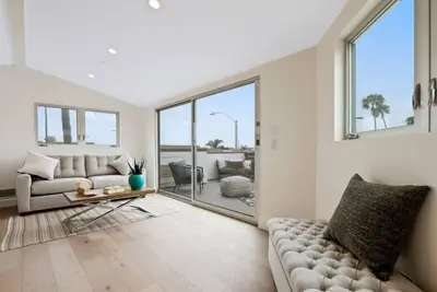 Image de 470b0 Massive 4 bedroom\/Walk to the beach