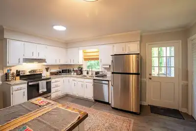 Image de Beautiful Home in North Raleigh- Dog Friendly- Discounts for extended stay!