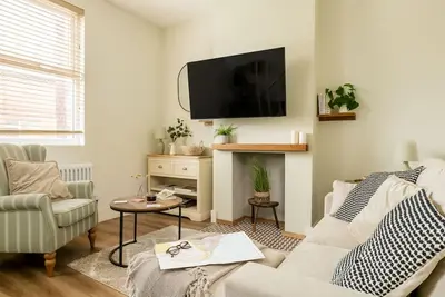 Image de Charming 19th-Century Leaf Cottage: Historic Seaside Retreat with Modern Comforts