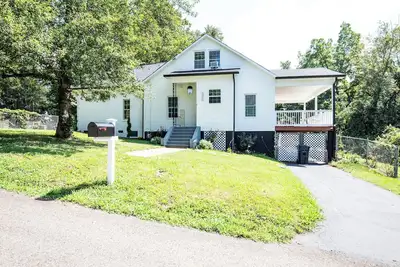 Image de Charm of Crestview! 5-bedroom house in serene Knoxville!