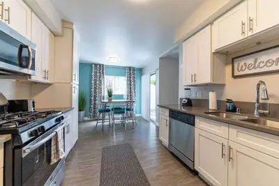 Image de Lower prices for evacuees affected by fires. Charming 2bd\/2bth fast WiFi Wfh!