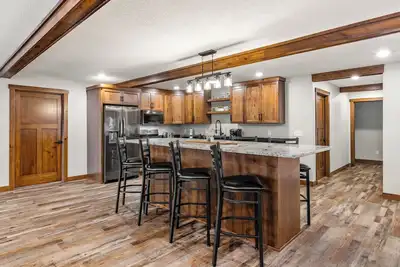 Image de Bobcat Lodging, Up to 30 Guests, Perfect for Large Gatherings & Celebrations!