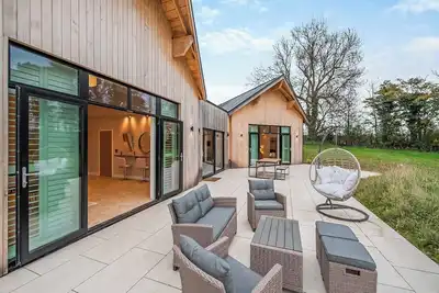 Image de The \"OhSo Cabin\" in Exeter is a serene three-bedroom, two-bathroom holiday home that sleeps six.