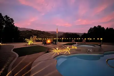 Image de Stunning views w/ pool, spa, fire pit, Bbq, & games