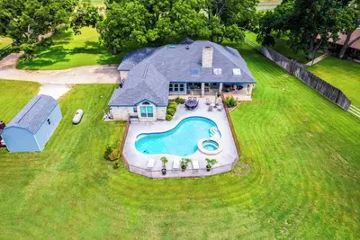 Image de ♥Luxury Country Estate, ♥Heated Pool, ♥Hot Tub, ♥close to Downtown, ♥Sleeps 20