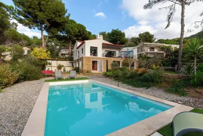 Image de Rez-de-villa avec Piscine à 150 m de la Mer – Vue Mer, Wi-Fi et Climatisation