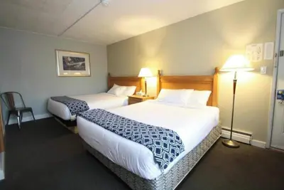 Image de lakeside bedroom and a living area with stunning views of Harrison Lake\n\n\n