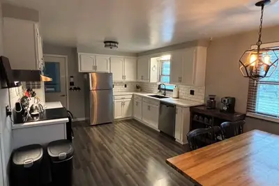 Image de Steps from the Lambeau Draft Stage! 3-Bedroom House w\/ Party Garage and Fire Pit