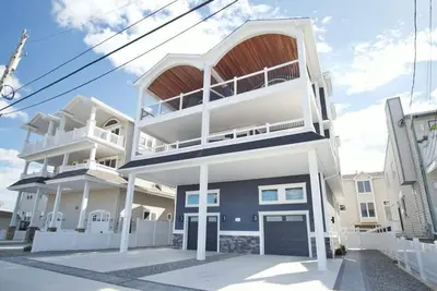 Image de Stunning New Construction 6 Bedroom with Elevator!