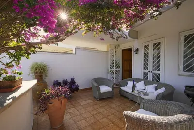 A stone's throw from the sea - Apartment with parking