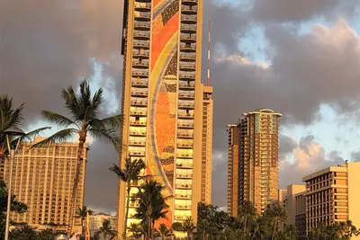 Image de Hilton Waikikian Resort. Beautiful location at Hilton Hawaiian Village for Xmas