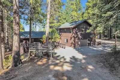 Image de New! Luxury Cabin W/Deck, views & Playground! Pool, Slots, Fun, Snow!