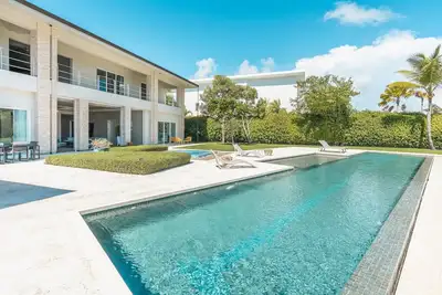 Image de Spacious villa w/ pool & garden views