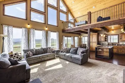 Image de Bearadise Retreat W/ Ideal Beach Access, Private Hot Tub, and Multiple Game Rooms!