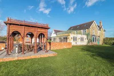 Royal Oak House, family friendly, with pool in Motcombe