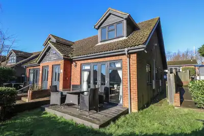 Image de Rookley Lake Cottage, pet friendly, with pool in Godshill