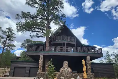 Image de The Treehouse a 4-bedroom log cabin in serene Heber-Overgaard