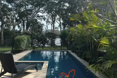 Image de Lakeside Retreat\nlevel 1 minute walk to beach \nown pool