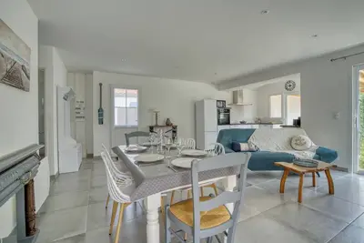 Image de Maison typique avec plage à 500 m. Havre de repos et de tranquillité.