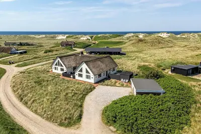 Image de Dream house with pool, whirlpool and activity room.