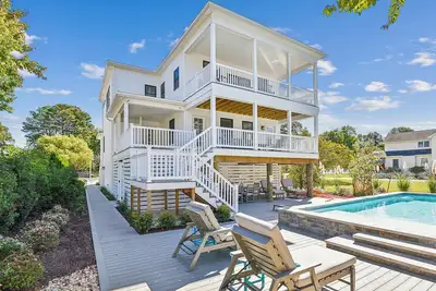 Image de *Book Before March 21st And Save 20%! *Prices listed reflect 20% discount off original rates Stunning Brand New Build! ! Welcome to Decked Out, where your dream getaway comes to life in stunning brand-new construction!