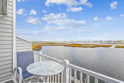 Image de New 2025 Property! ! ! <br>Welcome to Fenwick Landing, where coastal charm meets modern comfort in this exquisite bayside townhouse. Just a stone's throw away from Harpoon Hanna's, Papa Grande's, and Catch 54, Winner of the Wine Spectacular Award of Ex