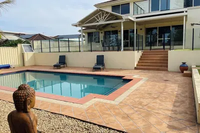 Image de Large Coastal Retreat with Saltwater Pool Shell Cove
