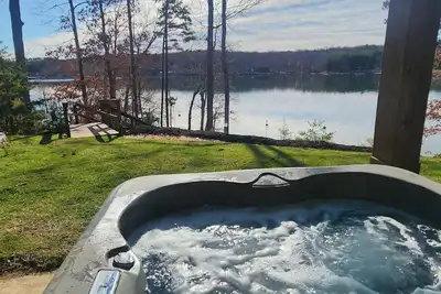 Image de Custom-built lakefront home with lake views, firepit, fireplaces, dock, &Hot Tub