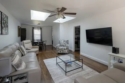 Image de Charming, fully equipped 3-bedroom home mins from DTRaleigh