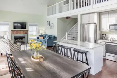Image de Bright and Modern Getaway next to the Jefferson Warm Springs Pools!