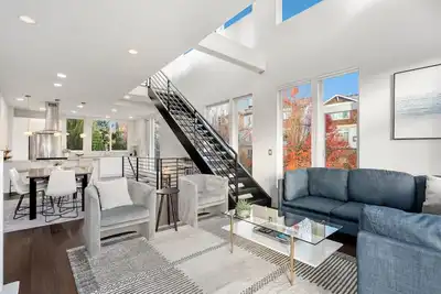 Image de Luxury End Unit Townhome with Views of Space Needle and Lake Union w/Parking!