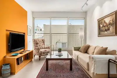 Image de Chic Bright Urban Escape