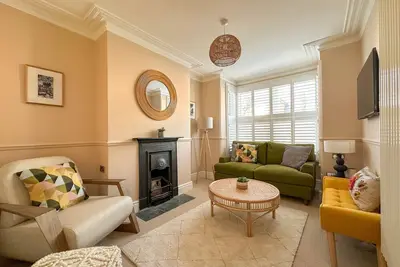 Image de Stylish & Sunny Whitstable Home | Minutes from Sea