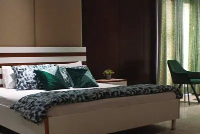 Image de Opulent 3 Br 1st floor of house, in a central Town of Lahore.