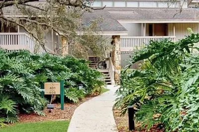 Image de Escape City Life and Enjoy this Charming 2-Bedroom Condo Near Central Florida!