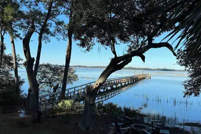 Image de \"Sunset views on the dock\" updated Luxury Low country home on Callawassee Island