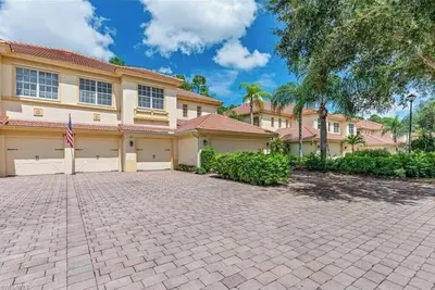 Image de Spacious 2nd Floor 3 Bed Rm Coach Home w/ Long Lake View - Close to Beaches