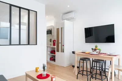 Image de Lavie Maison: Eiffel A/C & Hot Tub