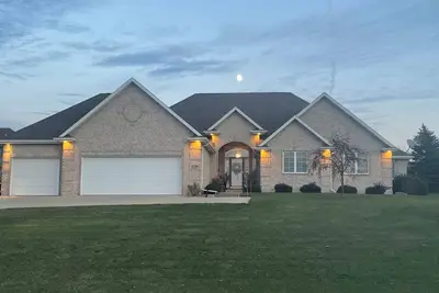 Image de Executive 3 bedroom\/3 bathroom lake-view home just 15 minutes from Lambeau! !
