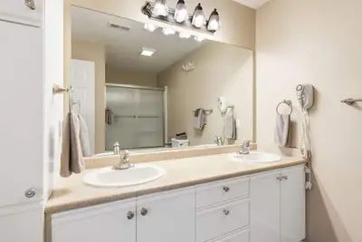 Image de Modern 3-bed 3-bath Condo - No Stairs! New kitchen!