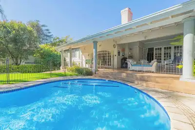 Image de Cozy Victorian Charm: Pool, Garden & Fireplace