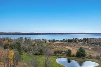 Image de Cozy 3-bedroom condo overing looking Torch Lake on the A-Ga-Ming Golf Course