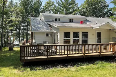 Image de Welcoming lake house with five bedrooms and a huge deck on Tee lake in Lewiston.
